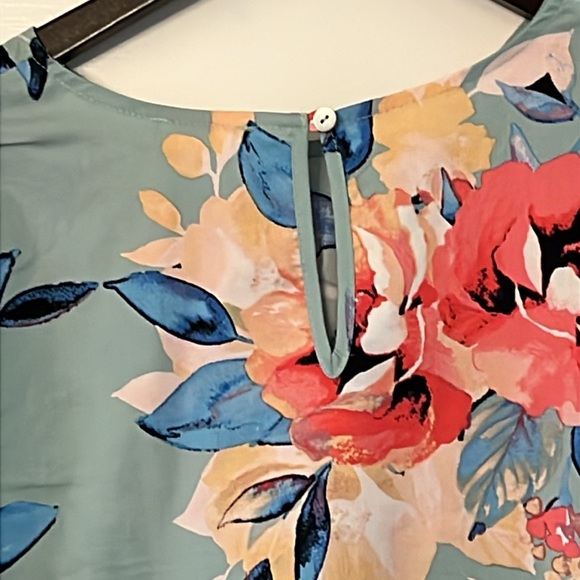 Beautiful Floral Blouse with ties at the wrist - Picture 8 of 8